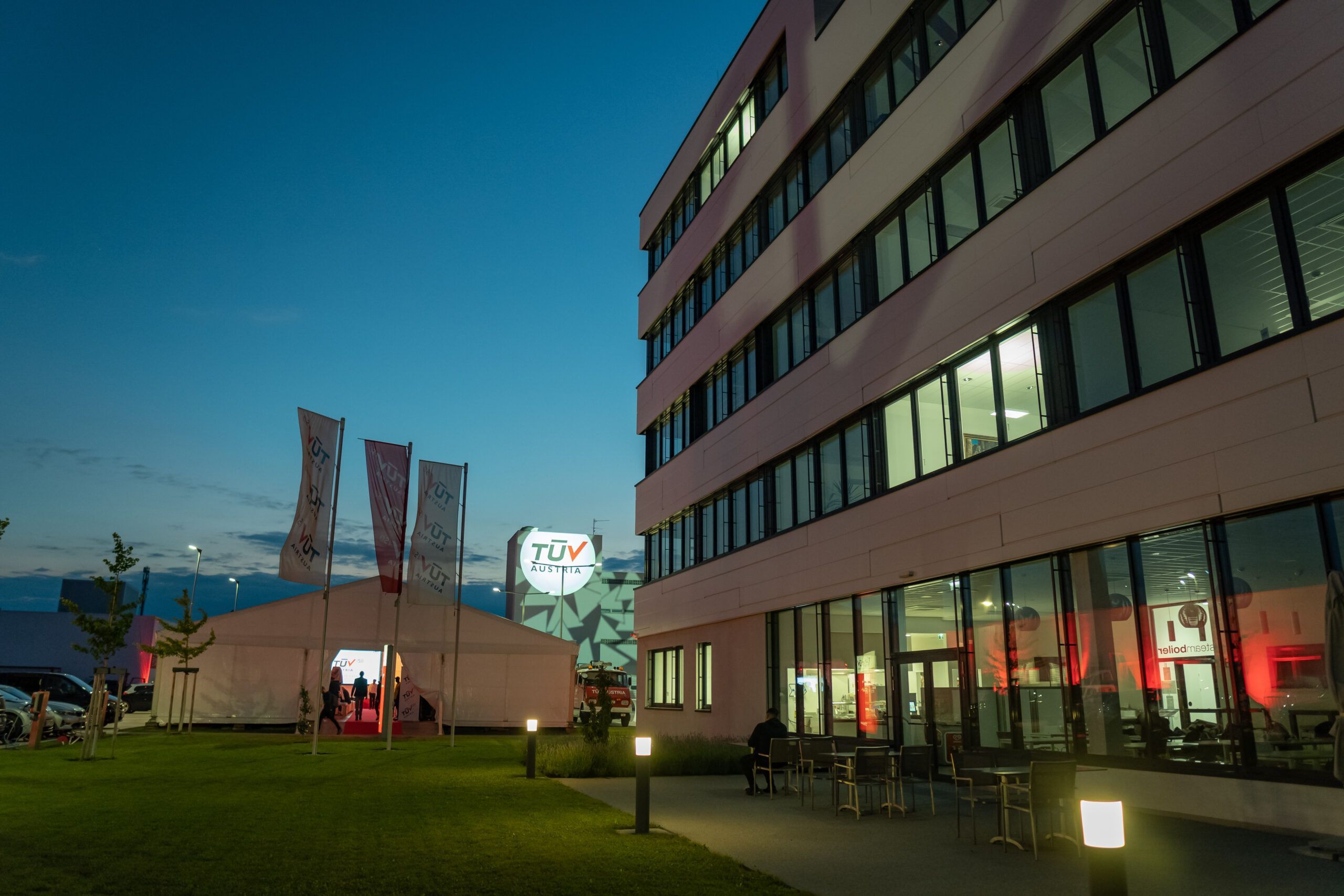 Il TÜV AUSTRIA Technology & Innovation Center di Vienna ha ospitato la celebrazione di "TÜV AUSTRIA 150", in occasione del 150° anniversario del gruppo austriaco indipendente TÜV AUSTRIA, attivo in 31 Paesi con soluzioni nei settori della sicurezza, della qualità, dell'istruzione e della formazione. Il TÜV AUSTRIA Technology & Innovation Center ospita la più grande camera anecoica dell'Austria e il più grande tomografo computerizzato industriale, il Safe Sec Lab con il suo focus sulla "Sicurezza nell'Industria", le simulazioni della rete elettrica e dell'ambiente, le soluzioni per il settore automobilistico, le sale di prova per la sicurezza dei prodotti e dei DPI e il centro di formazione per le prove non distruttive sui materiali, oltre ad altre strutture per l'ulteriore sviluppo della sicurezza tecnica. (C) TÜV AUSTRIA, Christian Kraus